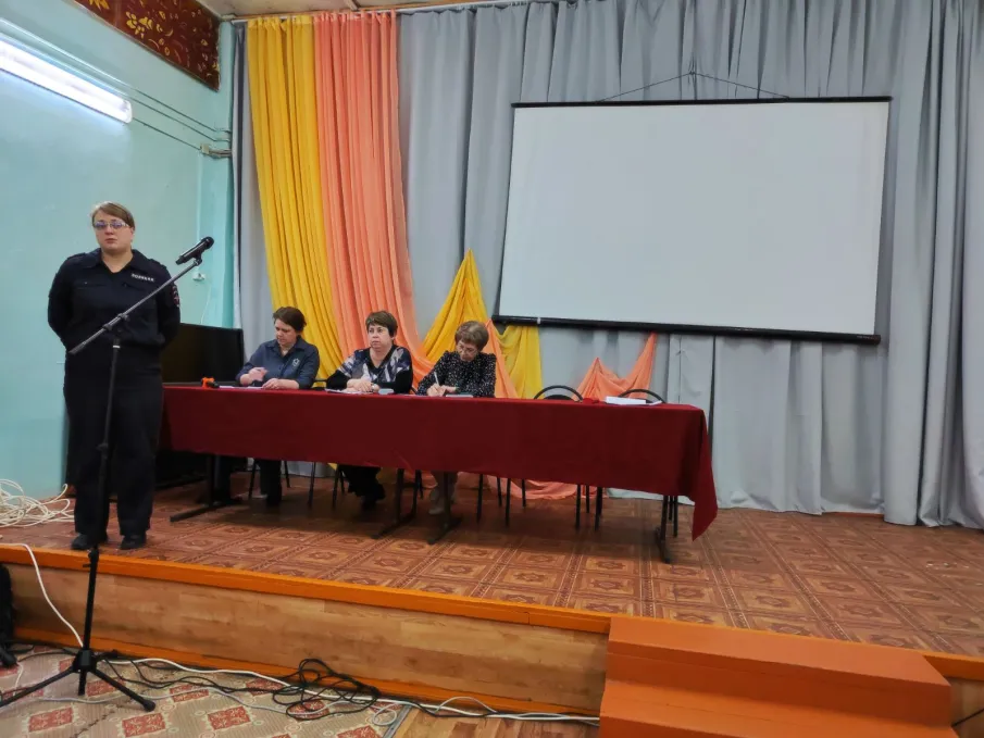 В Ковернино  Инспекторы  ПДН и ОГИБДД  проводят встречи с учащимися и родителями в рамках ОПМ "Чистое поколение", "Твой выбор"